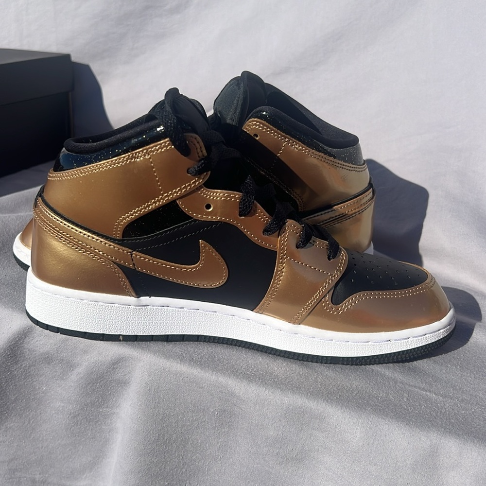 Like New Nike Air Jordan 1 Mid SE (GS) Size 7 Black & Gold Retro Shoes - Picture 9 of 10
